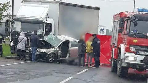 Śmiertelny wypadek pod Warszawą. Auto zderzyło się z ciężarówką