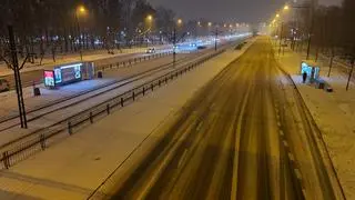 Jezdnia pod śniegiem w alei Niepodległości