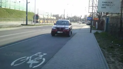 Zostawił bmw na ścieżce rowerowej. "Tu się tak staje"