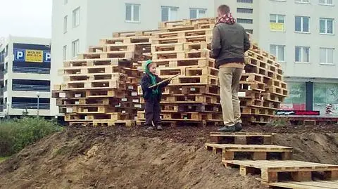 Palety i stare opony. Nowy plac zabaw na Targówku
