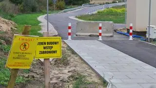 Słupki na drodze rowerowej przy sklepie budowalnym