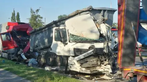 Śmiertelny wypadek w Markach. Zderzyły się trzy ciężarówki