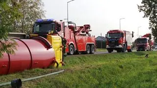 Po kolizji z samochodem osobowym szambiarka zjechała do rowu