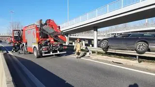 Samochód zawisł na barierkach przy zjeździe z S8 na Wisłostradę