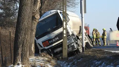 Po zderzeniu cysterna wpadła do rowu