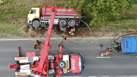 Szambiarka w rowie. "Kierowca chciał uniknąć zderzenia czołowego"