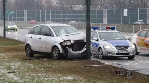 Audi na latarni po zderzeniu z oplem