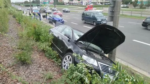 Uderzył w zepsuty samochód, zepchnął go na nasyp