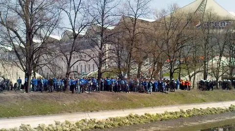 Kibice Lecha przed stadionem