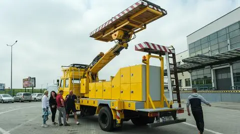 Dar warszawskich tramwajarzy pojechał do Iwano-Frankiwska. Pomoże naprawiać sieć po rosyjskich atakach