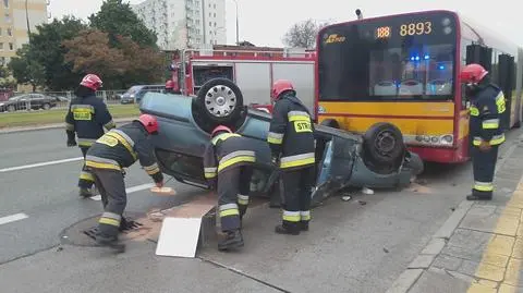 Sunął na dachu, uderzył w autobus