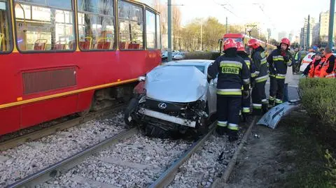 Lexus na torowisku w al. Jana Pawła II. Tramwaje stanęły