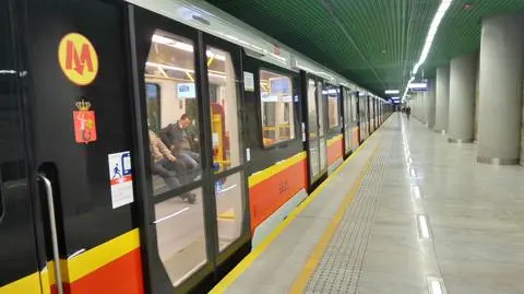 Były utrudnienia na pierwszej linii metra. Pociągi kursowały w pętli