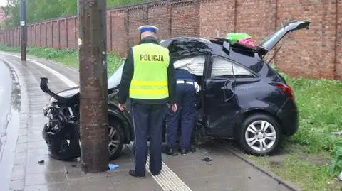 Uderzyła w słup jest w ciężkim stanie. To nie jedyne zdarzenie na tej ulicy