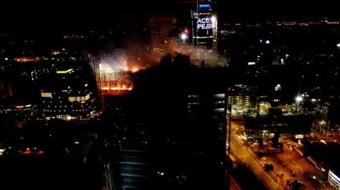 "Płonąca pochodnia na tle panoramy Warszawy"