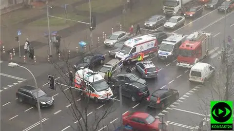 Zderzenie aut na skrzyżowaniu. "Jedna osoba zakleszczona"