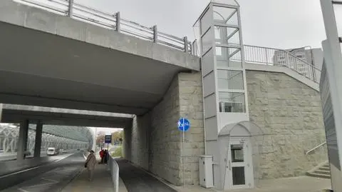 Trasa jak nowa, windy wciąż nieczynne. A już zaczęli je niszczyć