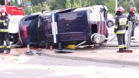 Kolizja na środku skrzyżowania. Ambulans do transportu krwi na boku