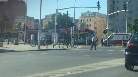 Osobówka dachowała na Tarchominie. "Dwie osoby w szpitalu"