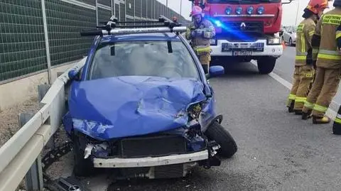 Auto na barierach po zderzeniu z ciężarówką na Południowej Obwodnicy Warszawy