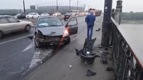 Dwie kolizje na moście. Najpierw renault z latarnią, potem dwie osobówki