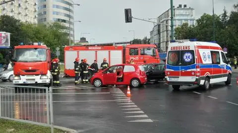 Zderzenie dwóch aut w alei Niepodległości