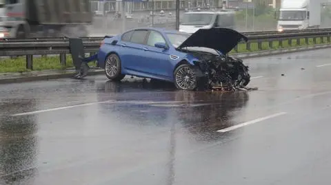 BMW wjechało w bariery i zakorkowało Wolę