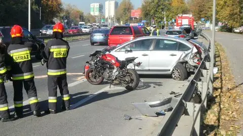 Poważny wypadek na Wisłostradzie. "Kierowcy zawracali przez pas zieleni"