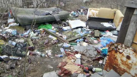 Sterty śmieci walają się przy Dworcu Wschodnim