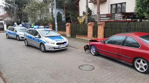 Uderzył samochodem w latarnię i "się oddalił". Policja: mężczyzna miał dwa promile