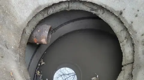 Niebezpieczna dziura z brudną wodą. Historia studzienki bez właściciela