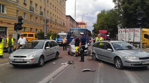 Zderzenie trzech aut i autokaru na Ochocie