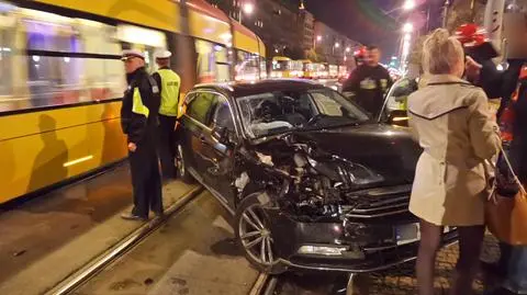Volkswagen zderzył się z tramwajem na pl. Konstytucji