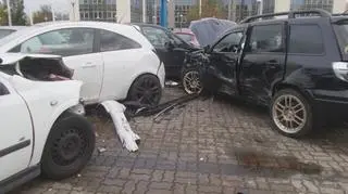 Zniszczone auta na parkingu