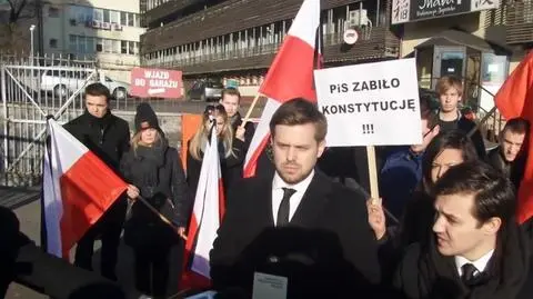 "PiS zabiło konstytucję". Protest przed siedzibą partii