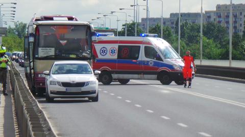 Zderzenie autobusu i samochodu osobowego na moście Gdańskim