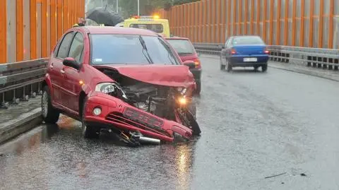 Kolizja czterech aut na wiadukcie
