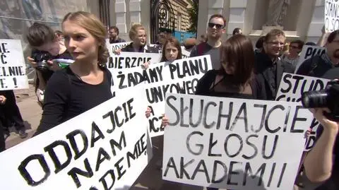 "Cichy pogrzeb nauki". Czarna procesja przeszła ulicami Warszawy