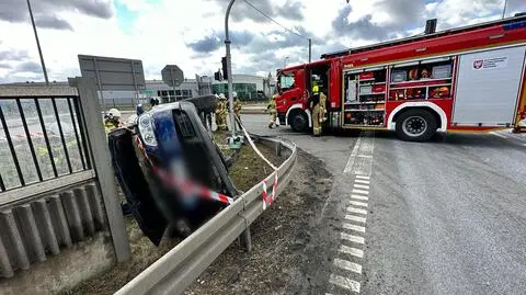 Wypadek w Jankach. Kierowca wjechał w słup, auto przewróciło się na bok