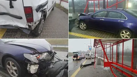 Rozbita honda, uszkodzony przystanek. Kolizja na Wale Miedzeszyńskim