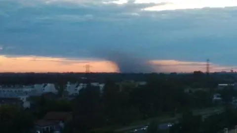 Kłęby dymu w okolicach Okęcia