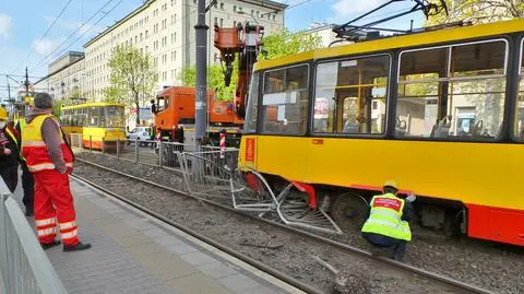 Wagon tramwaju wypadł z torów na Ochocie. W akcji brały udział dźwigi i pojazd do holowania
