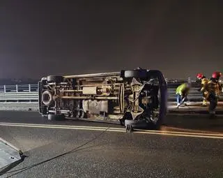 Bus przewrócił się na bok