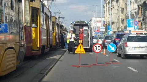 Bezdomny wpadł pod tramwaj. Jerozolimskie stanęły w korku