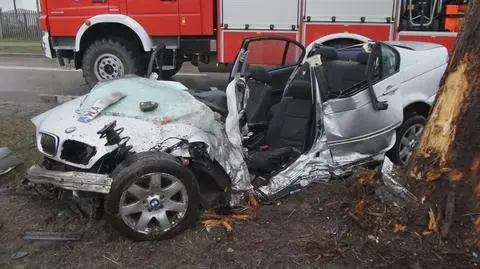 Nieporęt: BMW uderzyło w drzewo.  Dwie osoby nie żyją, jedna jest ranna