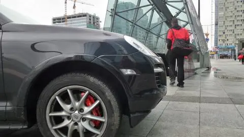 Dziki parking przy rondzie ONZ. Auta utrudniają wejście do metra