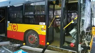 Autobus uderzył w latarnię