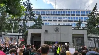 Protest pod ambasadą USA