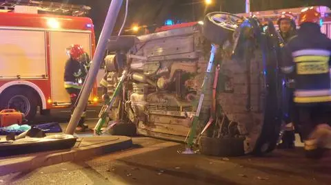 Lexus na boku, pasażerowie zakleszczeni. "Uderzył w latarnię"