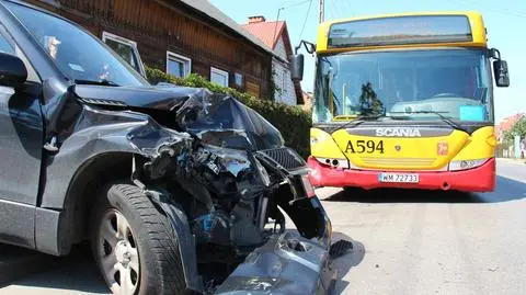 Autobus wjechał w suzuki. Auto niemal wpadło na dom